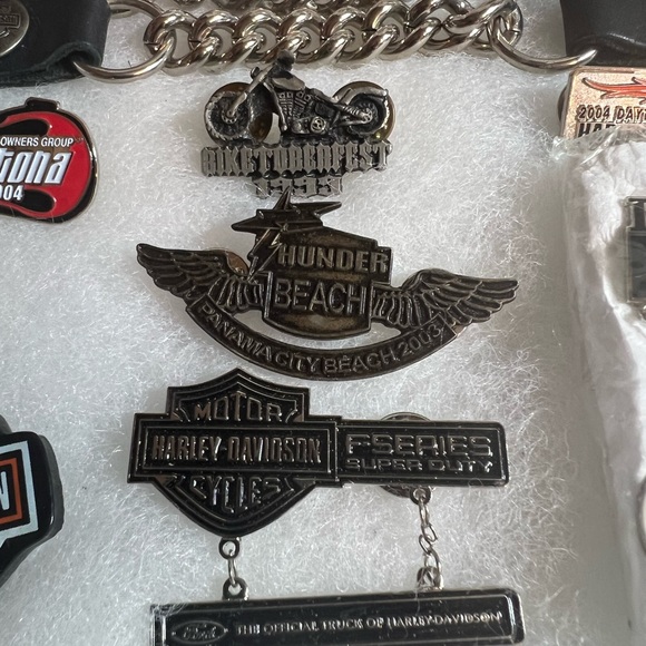 Harley Davidson Lot of Pins, Keychain, and 2 Vest Straps - Picture 4 of 17